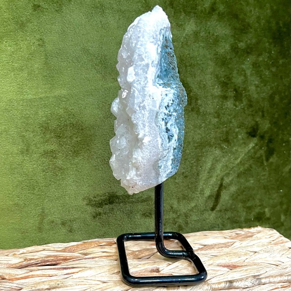 Quartz on a stand - Picture 10 of 15